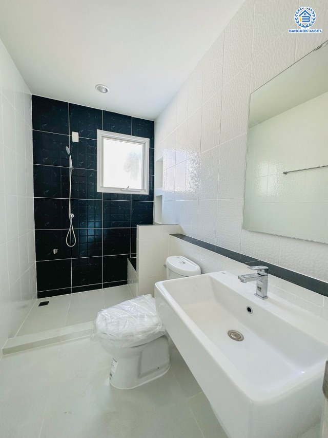 บ้านมือสองตกแต่งใหม่ โครงการ ชัยพฤกษ์ บางบัวทอง บ้านเดี่ยวจากแบรนด์ LH เนื้อที่ 83.2 ตร.ว. ฟังก์ชัน 3 ห้องนอน 3 ห้องน้ำ 1 ห้องอเนกประสงค์ จอดรถได้ 2 คัน พร้อม Facilities ครบครัน บนทำเลเดินทางสะดวก ติดถนนบางกรวย-ไทรน้อย ใกล้เซ็นทรัลเวสต์เกต และรถไฟฟ้าสายสีม่วง "สถานีบางพลู"